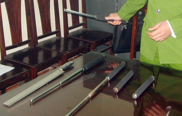 Tho thong tac be phot gianh dia ban bang dao va gay sat hinh anh