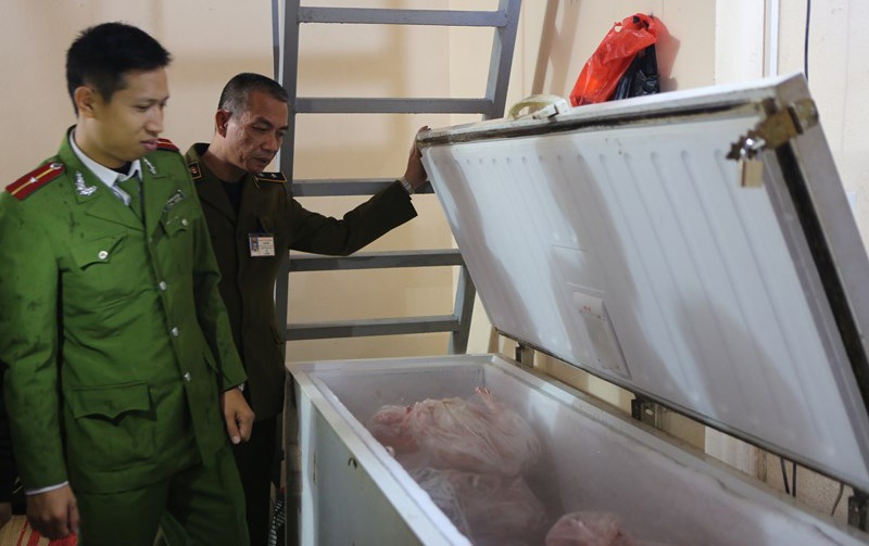 Bên trong cơ sở kinh doanh, đoàn liên ngành còn phát hiện số lượng lớn gà, vịt đông lạnh, bốc mùi hôi thối; tất cả đều không có hóa đơn chứng từ, không có giấy kiểm dịch. Qua kiểm đếm, đoàn liên ngành đã phát hiện 514kg gia cầm không rõ nguồn gốc xuất xứ.