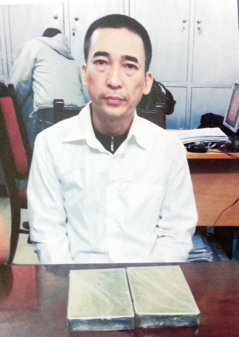 Dũng bị bắt khi đang ôm 2 bánh heroin.