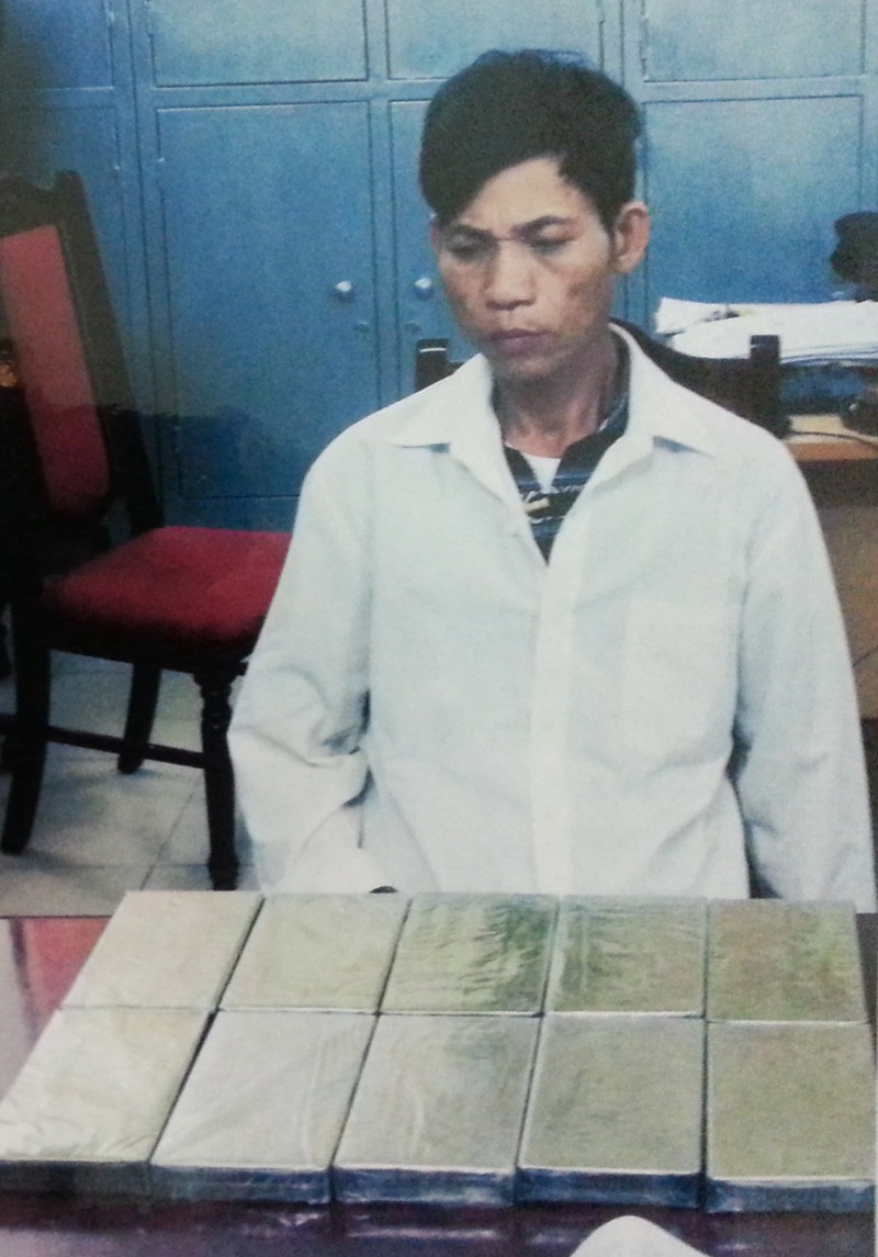 Ngưu đeo túi xách chứa 10 bánh heroin.
