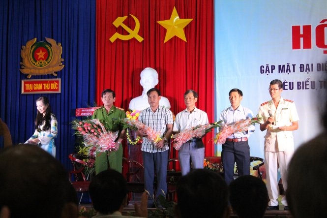 Các gương mặt tiêu biểu trong tái hòa nhập cộng đồng được lãnh đạo Trại giam Thủ Đức tặng hoa và quà.