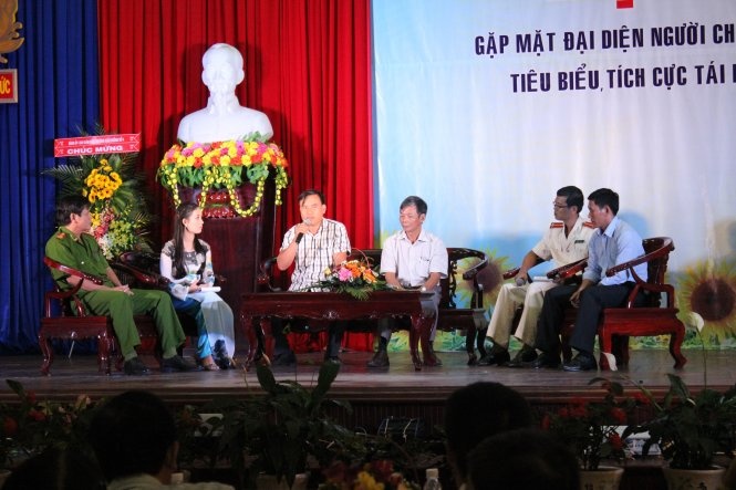 Thứ ba từ trái qua, anh Hoàng Tú Mai đang chia sẻ câu chuyện đời mình trước gần 500 phạm nhân.