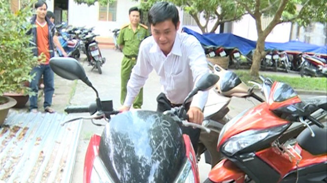 Công an Cần Thơ tổ chức trả lại xe cho người bị mất.