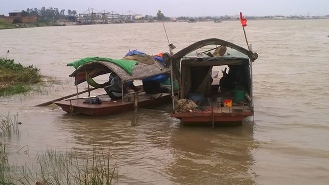 Da thay xac be trai bi nguoi tinh cua me sat hai, nem o song hinh anh
