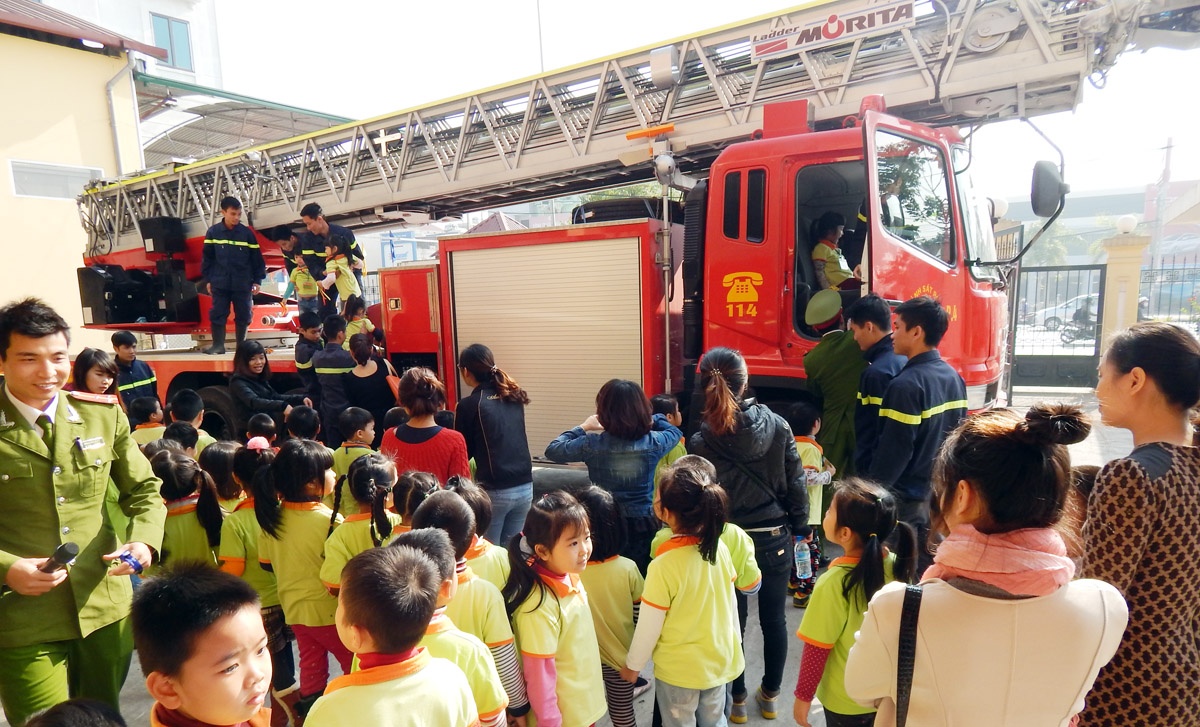 Trẻ và các giáo viên được lên tìm hiểu xe thang, cách thức vận hành và đưa người lên cao.