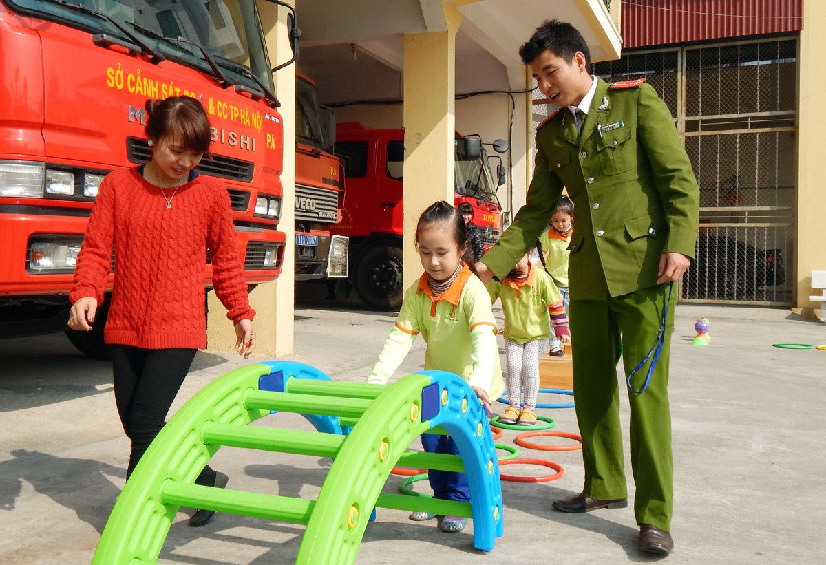 Vừa giao lưu, trẻ vừa được chơi trò chơi với các chiến sỹ Cảnh sát PCCC.