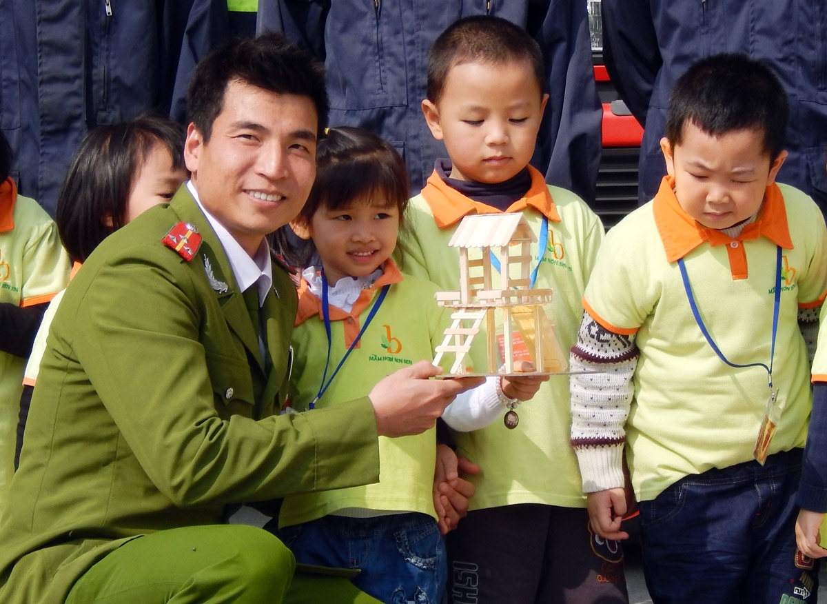 Buổi giao lưu diễn ra trong không khí vui tươi.