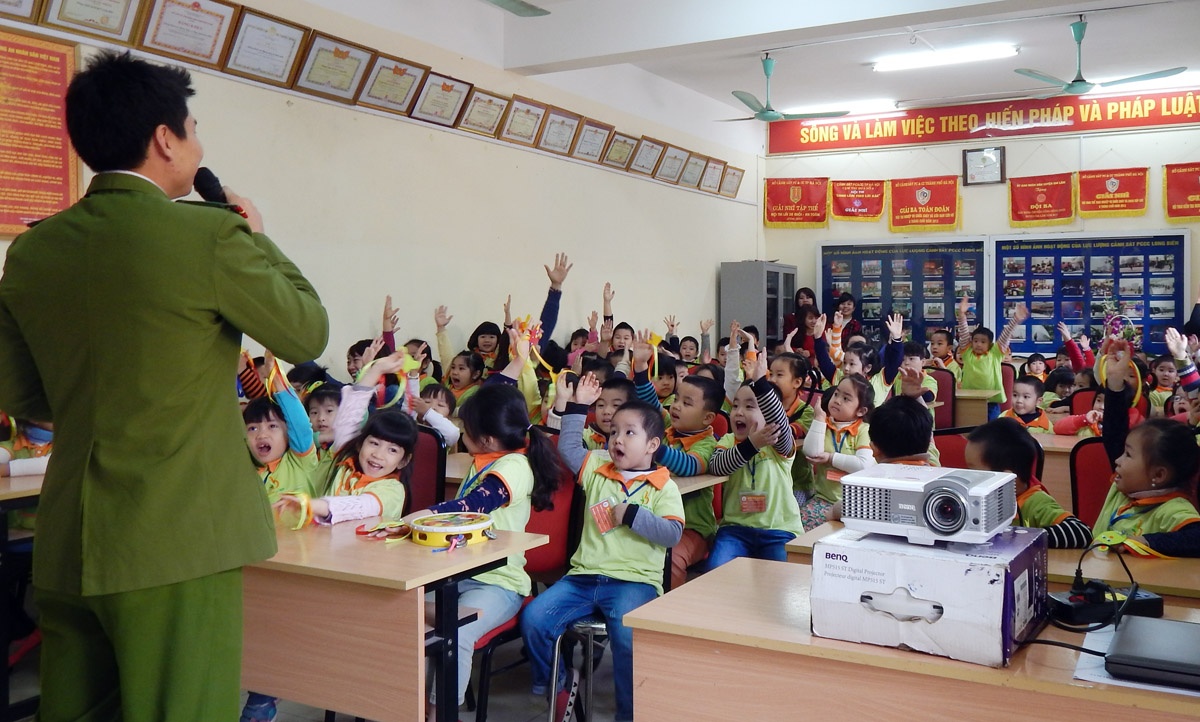 Sáng 7/1, Phòng Cảnh sát PCCC số 4 (Cảnh sát PCCC Hà Nội) đã đón tiếp 100 học sinh trường mầm non Ben Ben (quận Long Biên) đến thăm quan, học tập tại đơn vị.