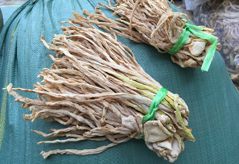 Trong mỗi túi nilon chứa khoảng chục bó củ cải khô.