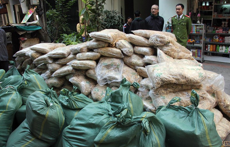 Sáng 13/1, kiểm tra cơ sở kinh doanh thực phẩm trong ngõ 40 Trần Nhật Duật (quận Hoàn Kiếm, Hà Nội), Đội Quản lý thị trường số 2 (Chi Cục Quản lý thị trường Hà Nội) và Đội Cảnh sát phòng, chống tội phạm về môi trường (Công an quận Hoàn Kiếm), phát hiện nơi đây lưu giữ nhiều túi nilon đựng củ cải khô in nhãn mác Trung Quốc. 	