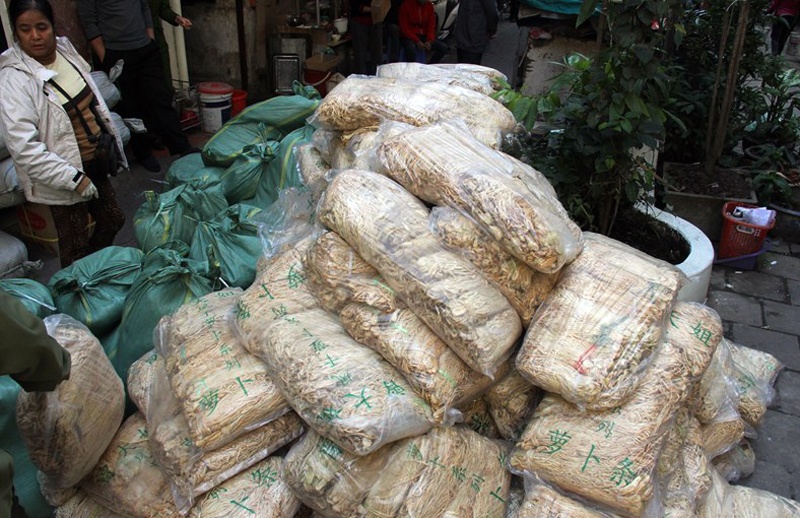 Tại thời điểm kiểm tra, chủ lô hàng trên là bà Nguyễn Thị Huệ (nhà ở Hà Nội) không xuất trình được hóa đơn chứng từ chứng minh nguồn gốc hàng hóa.