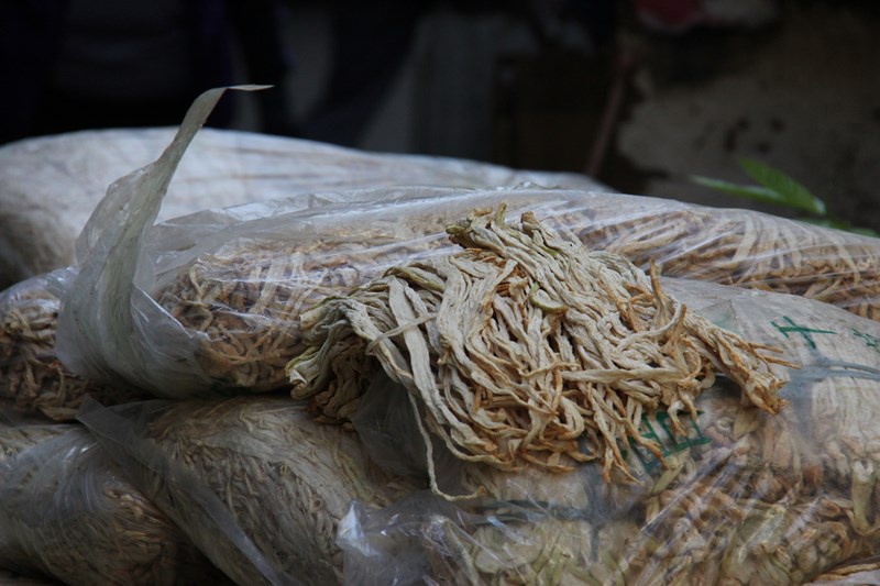 Thực phẩm khô nhập lậu được tập kết về Hà Nội chờ bán trong dịp Tết Nguyên đán. Tất cả hàng hóa đều không được kiểm định vệ sinh an toàn thực phẩm. 