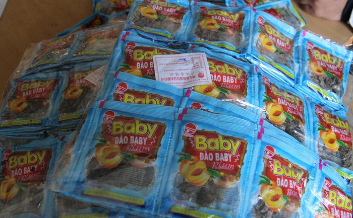 Cùng trong ngày 13/1, lực lượng liên ngành cùng phát hiện điểm tập kết ô mai nhập lậu trên phố Chợ Gạo (Hà Nội). Chủ lô hàng trên là ông Trần Huy Ngọc (34 tuổi, ở Thanh Miện, Hải Dương) khai ô mai có nguồn gốc Trung Quốc, không được kiểm định chất lượng cũng như vệ sinh an toàn thực phẩm. Chủ hàng cho hay mua 380kg ô mai này ở chợ Bắc Ninh, chuyển về Chợ Gạo tiêu thụ thì bị kiểm tra. Cơ quan quản lý thị trường cũng  tịch thu hàng hóa, tiêu hủy.