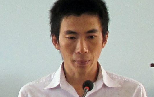 Du be gai uong nuoc ngot de dam o hinh anh