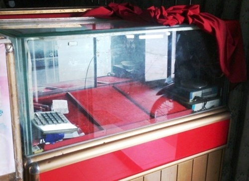 Tủ chứa vàng bị kẻ gian khoắng sạch.