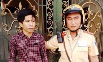 CSGT bat ten trom xe may cua Pho ban tuyen giao o Dong Nai hinh anh