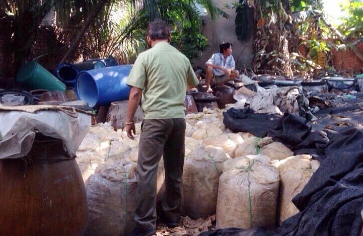 bà Ngô Thị Đăng khai cứ 200 lít nước ngâm 100 kg măng, bà pha một muỗng cà phê hóa chất. Măng ngâm trong khoảng 12 giờ có thể bảo quản trong vòng 2 năm.