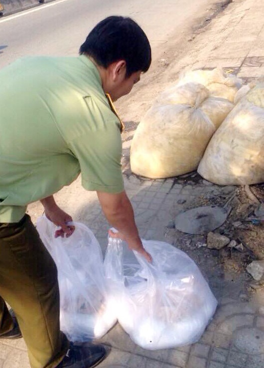 số hóa chất này được cơ sở dùng để tẩy trắng, giúp bảo quản măng lâu hơn, làm cho măng dòn, thơm ngon. Đại diện hộ kinh doanh cho hayt mua hóa chất tại chợ Kim Biên (TP.HCM) với giá 26.000 đồng/kg.