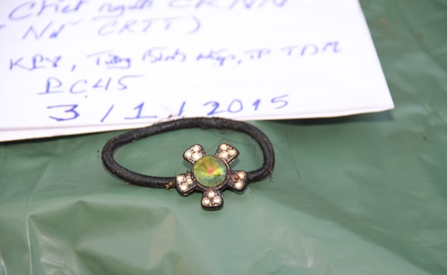 Dây cột tóc của nạn nhân.