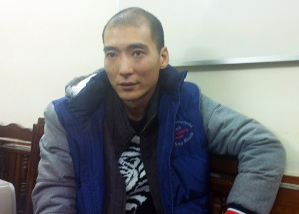 Nhieu phu nu mac bay cong an dom hinh anh