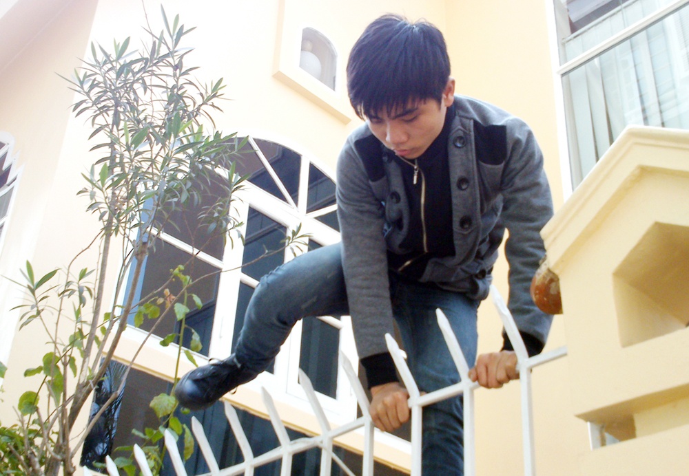 Một tên trộm diễn lại cảnh đột nhập nhà dân dịp cận Tết Nguyên đán.
