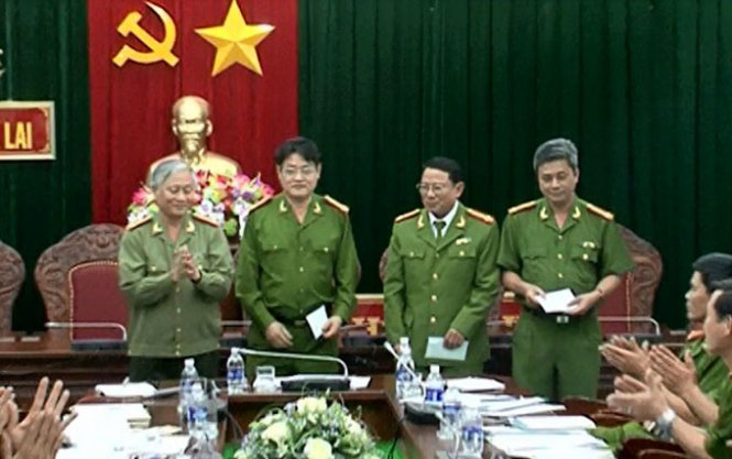 Đại tá Vũ Văn Lâu - Giám đốc Công an tỉnh Gia Lai thưởng nóng cho lãnh đạo các đơn vị