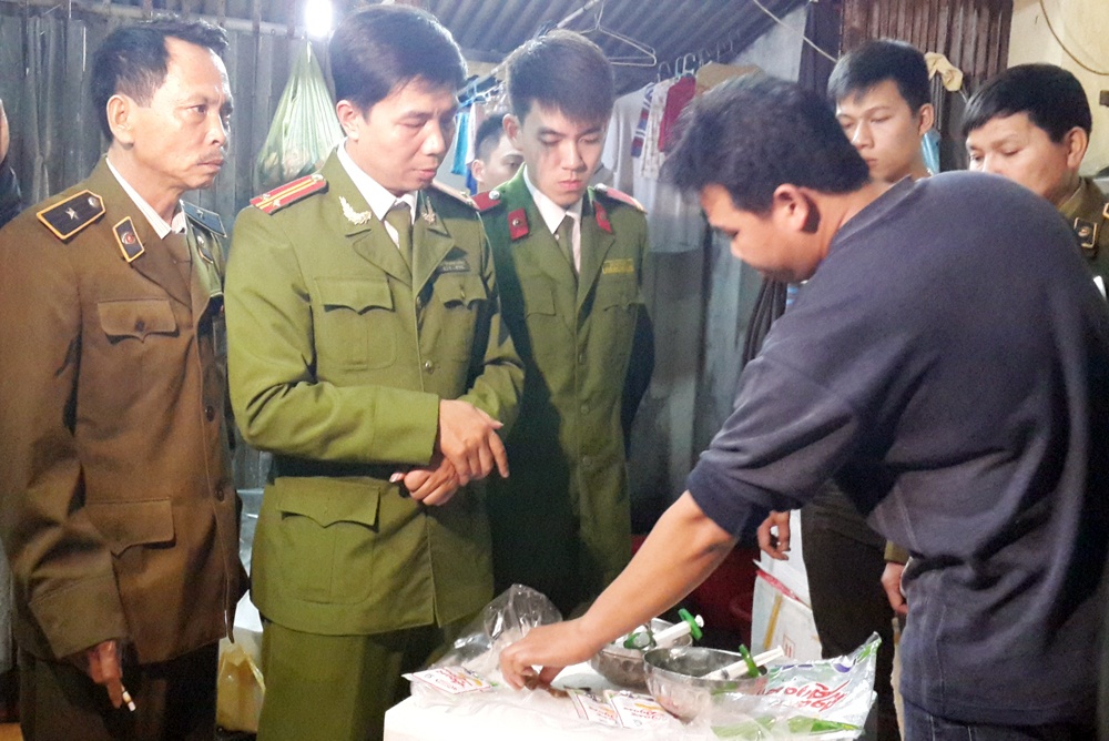 Khuya 24/1, Đội Cảnh sát phòng chống tội phạm về môi trường (Công an quận Thanh Xuân, Hà Nội) và Đội 6 Phòng Cảnh sát phòng chống tội phạm về môi trường (PC49 Công an Hà Nội)… kiểm tra 2 cơ sở kinh doanh thủy sản tại tổ 68 phường Tương Mai, quận Hoàng Mai, bắt quả tang nhân viên nơi đây có hành vi bơm tạp chất Agar (bột rau câu) vào thân tôm sú đông lạnh, nhằm tăng trọng lượng, làm tươi, đẹp tôm.