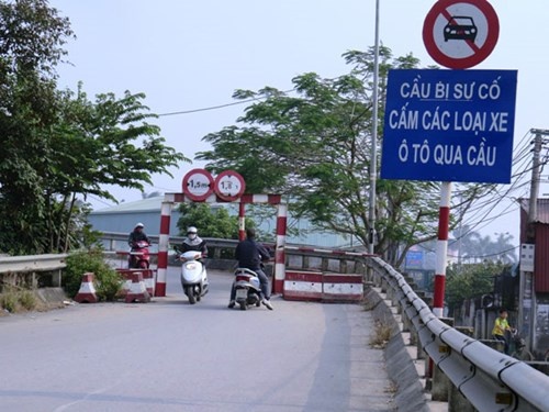 Sở Giao thông vận tải Hải Phòng cắm biển báo, rào sắt chắn đôi đầu, cấm xe ô tô các loại qua lại.
