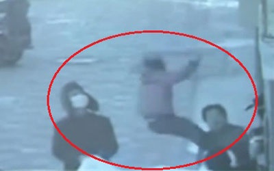 Danh cap 7 mieng vang, ten trom roi tu tang 2 xuong dat hinh anh