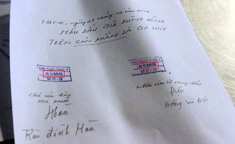 Gà được làm đẹp sau đó được đóng dấu giả của Chi cục thú y hòng qua mặt người tiêu dung. “Dấu giả của cơ sở mua ngoài thị trường giống 99% của nhà chức trách. Dấu thật là “Kiểm soát giết mổ”, (viết tắt là KSGM)…, khi bị làm giả họ đổi thành “Kiểm soát mổ giết” (KSMG)”, đại tá Phạm Văn Bình, trưởng phòng 6, C49 cho biết.