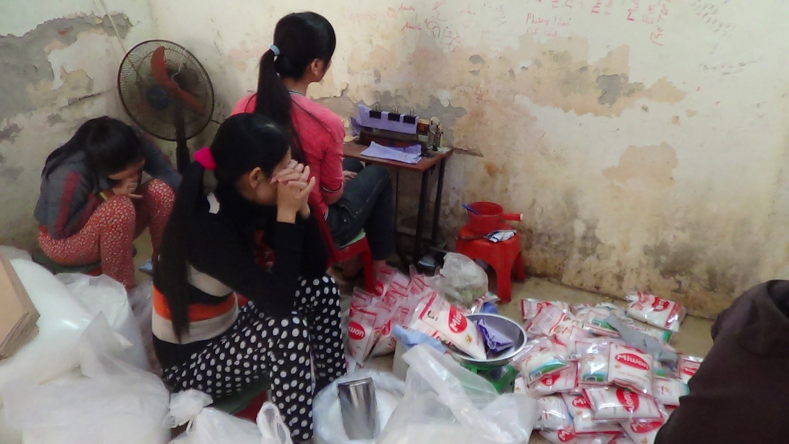 C49 phối hợp với Cơ quan Cảnh sát Điều tra Công an tỉnh Nam Định bắt quả tang Đặng Thị Thu Hà (SN 1970, trú tại 38 Yết Kiêu, Lộc Hòa, TP Nam Định) đang tổ chức chỉ đạo 07 nhân viên tiến hành đóng gói hàng giả là hạt nêm Knorr, mỳ chính Ajnamoto, mỳ chính Miwon. Đơn vị đã thu giữ 52 bao tải chứa mỳ chính không có nhãn mác, 107 bao tải mỳ chính có ghi chữ nước ngoài, 05 bao tải hạt nêm nguyên liệu nhãn hiệu Kooker, 1.761 kg các sản phẩm thành phẩm là nhãn hiệu Knorr, Ajnomoto… Đơn vị đã phối hợp với Cơ quan Cảnh sát điều tra CAT Nam Định tịch thu toàn bộ số hàng, khởi tố vụ án để điều tra, xử lý theo quy định của pháp luật. 