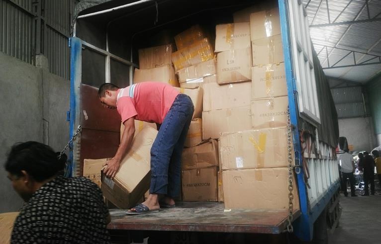 Trong 2 ngày 24-25/1, Công an Hà Nội đã phát hiện, bắt quả tang vụ làm giả, đóng gói thực phẩm chức năng quy mô lớn tại chợ đầu mối Lim, huyện Tiên Du, Bắc Ninh. Qua kiểm tra, cảnh sát phát hiện, thu giữ 10 tấn  thực phẩm chức năng bị làm giả, làm nhái.