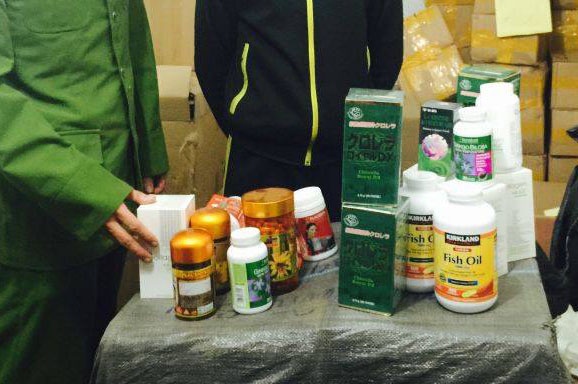 Có 13 loại thực phẩm chức năng bị tạm giữ gồm: sữa ong chúa, nhau thai cừu, collagen, tảo Nhật, dầu cá, trà giảm béo, tỏi đen… Qua xác minh, Đội 4 - Phòng PC 49 cho biết 4/13 sản phẩm trên là giả, 9 sản phẩm còn lại đang tiếp tục điều tra. Các sản phẩm chủ yếu làm giả nhãn hàng xuất xứ của Mỹ, Úc, Đức.