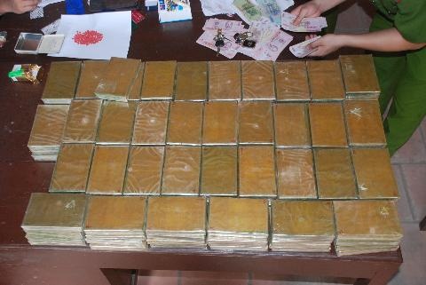50 banh heroin trong xe oto vo chu hinh anh