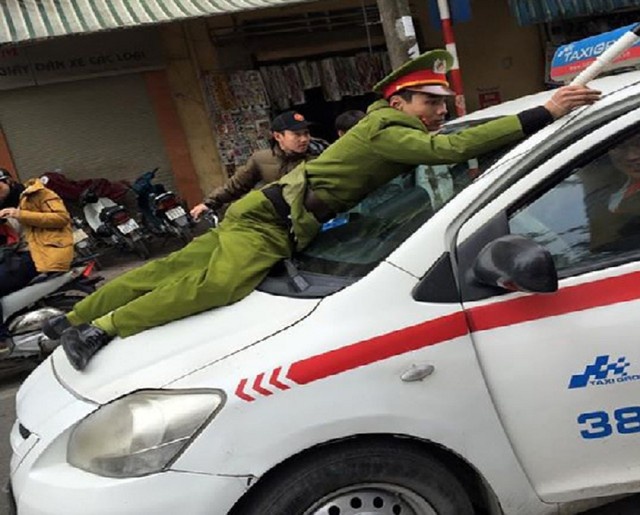 Tam giu lai xe hat canh sat len nap ca-po hinh anh