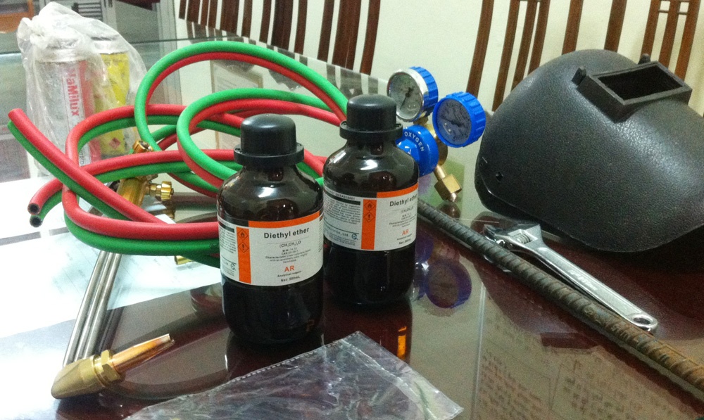 Chất gây mê và đồ nghề phá máy ATM bị thu giữ.