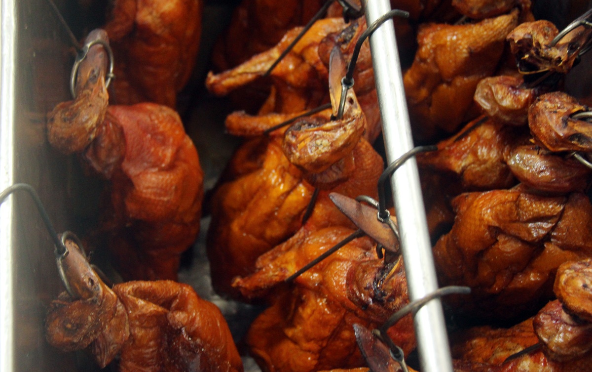 Trao đổi với Zing.vn, ông Kiều Đình Cảnh, Đội phó Đội QLTT số 12 cho biết, ước chừng cơ sở lưu giữ gần 3 tạ vịt cả sống và thành phẩm. Do không có giấy kiểm dịch thú y, toàn bộ số vịt sẽ bị tịch thu, buộc tiêu hủy theo quy định.