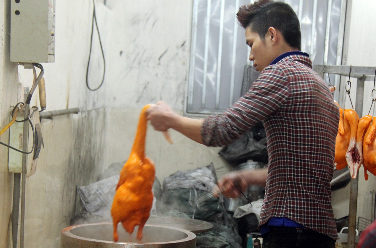 Vịt sống bơm hơi sau đó được tắm màu.