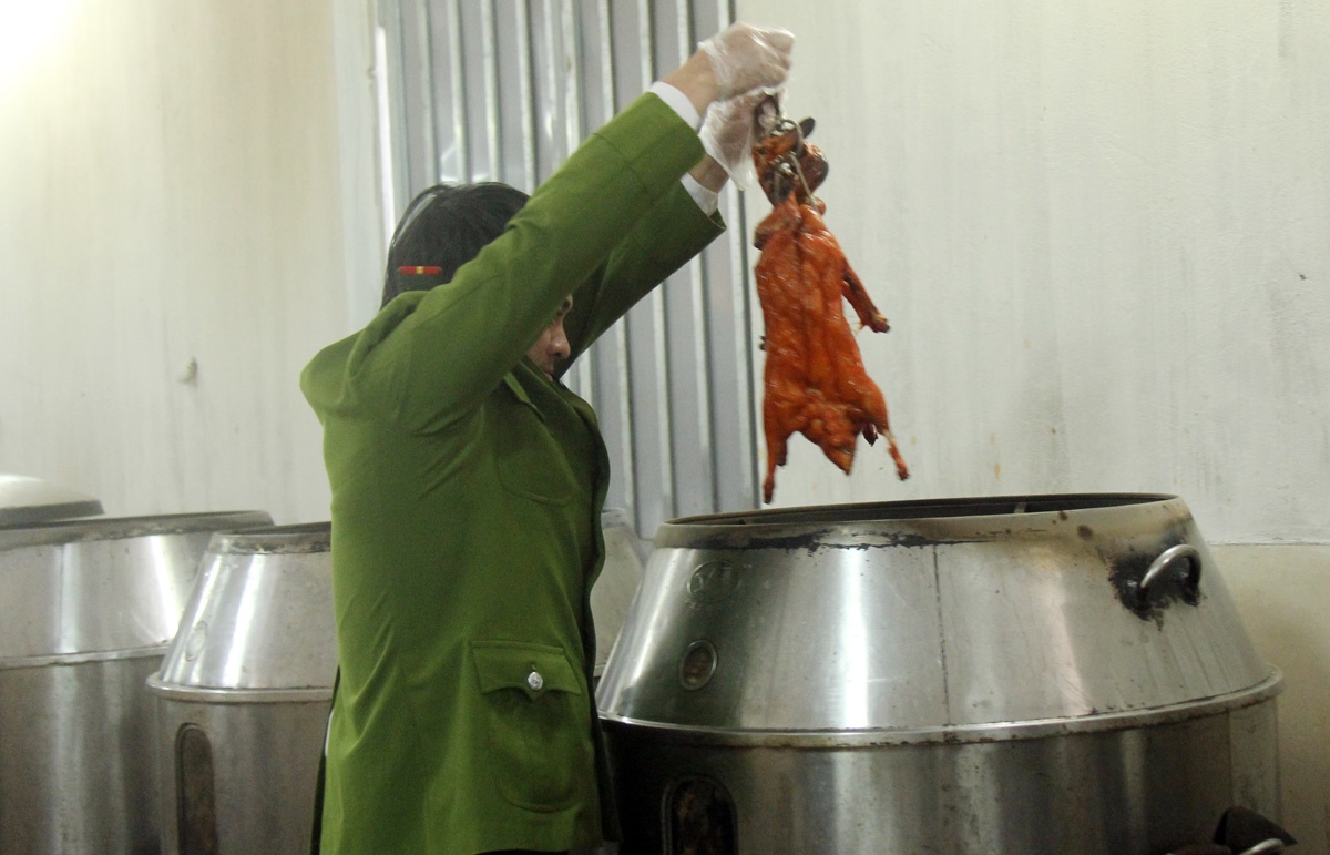 Sau công đoạn nhuộm, vịt được chuyển sang các lò quay.