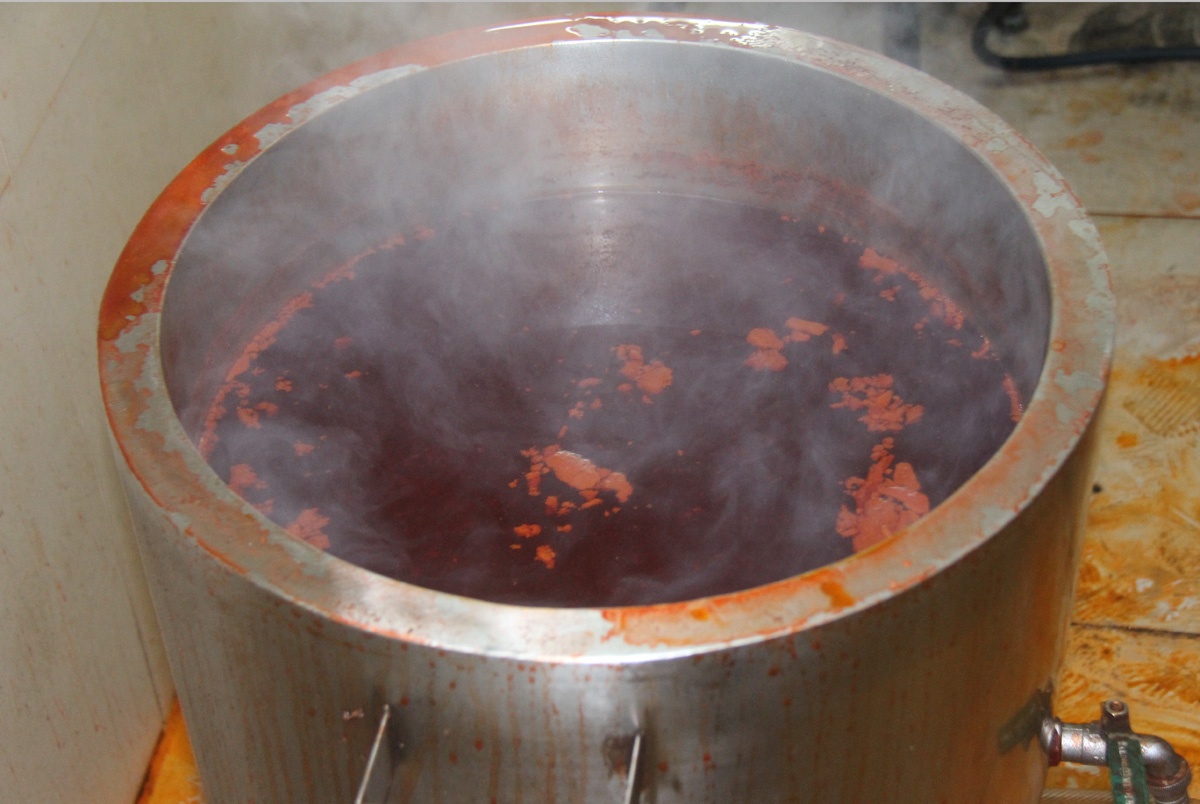 Cơ quan chức năng hiện đang xác minh, làm rõ loại bột màu đỏ dùng để nhuộm màu vịt.