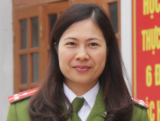 Co giao tuoi Mui theo chong vao gieo chu chon lao tu hinh anh