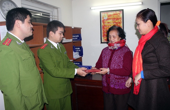 Canh sat tra lai vang cho nguoi danh roi hinh anh