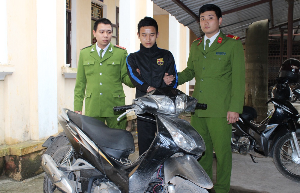 Mat Tet vi nen bua dinh trung mat lai xe om hinh anh