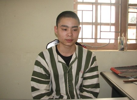 Le Van Luyen kheo tay lam mi mat gia trong trai giam hinh anh