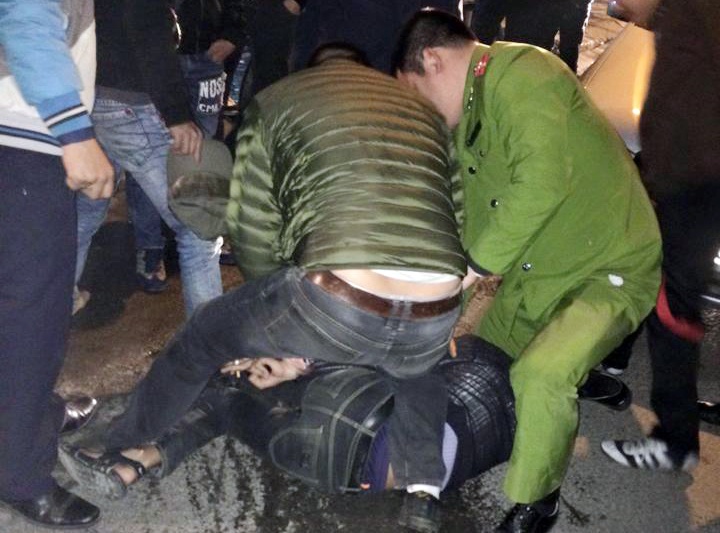 Tên cướp bị lực lượng công an khống chế. Ảnh: otofun.