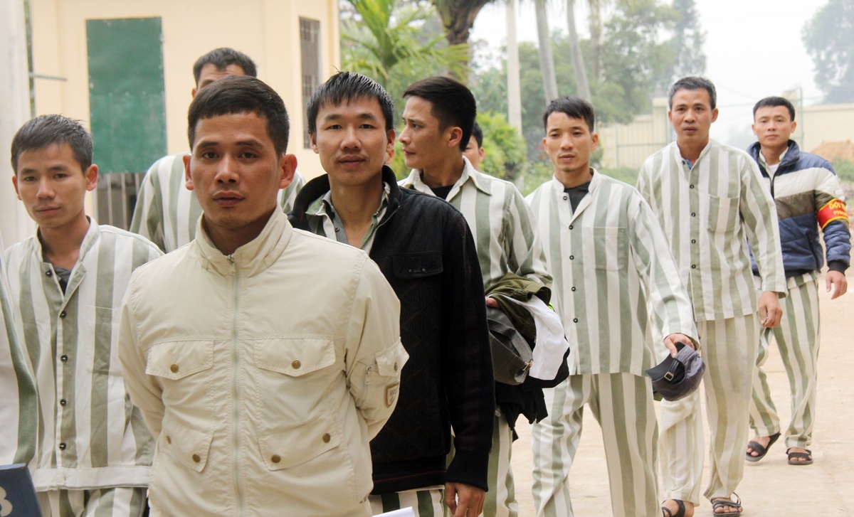 phạm nhân toàn trại sẽ tập trung ngoài sân để ban giám thị và hội đồng cán bộ chúc tết, tặng quà những người có hành cảnh đặc biệt, không có thân nhân vào thăm. 