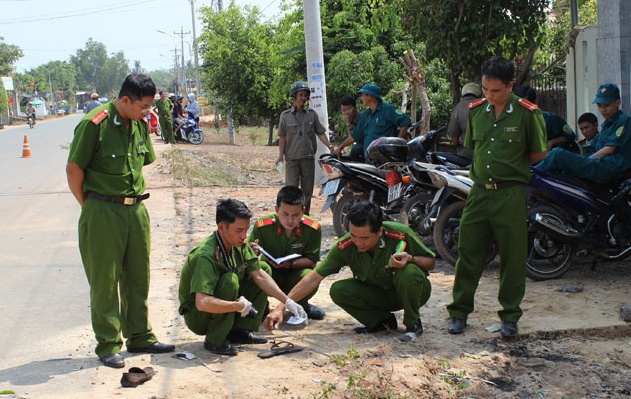 Xich mich o quan bar, mot thanh nien bi dam chet hinh anh