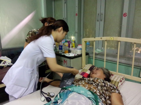 Nhân viên y tế đang theo dõi tình trạng thương tích bà Hoàng.