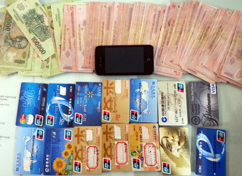 Ba nguoi nuoc ngoai lam the ATM gia rut tien tai Nha Trang hinh anh