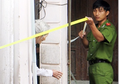 Truy tim ke chich dien vao nguoi ba cu luc gan sang hinh anh